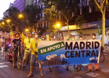 Un encuentro con Fridays for Future pone fin a la ruta ciclista de Ecologistas en Acción