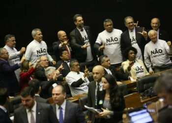 Diputados brasileños a segunda votación de reforma de jubilaciones