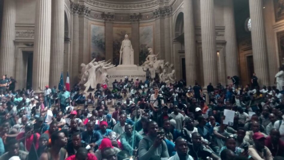 Los ‘chalecos negros’ invaden el Panteón de París para exigir papeles