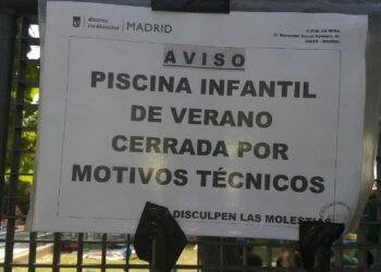 Cientos de niños y niñas de Carabanchel, sin poder darse un chapuzón por el cierre de la piscina infantil de La Mina