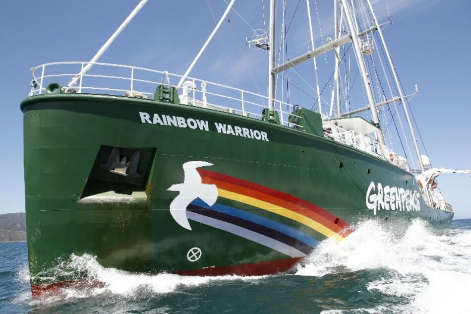 Greenpeace se reune a expertos científicos en el Rainbow Warrior para exigir más ambición frente a la crisis climática