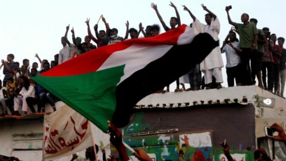 Militares y oposición de Sudán firman acuerdo para la transición