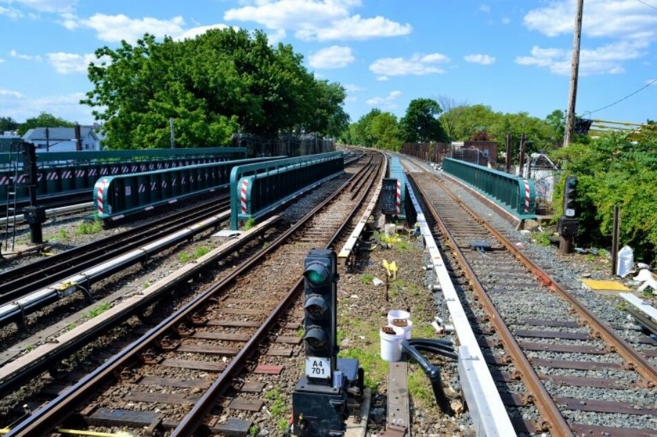 La Comisión Nacional de los Mercados y la Competencia pretende dar la puntilla al ferrocarril público y social