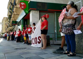 Stop Desahucios Granada 15M exige soluciones a las puertas de Unicaja