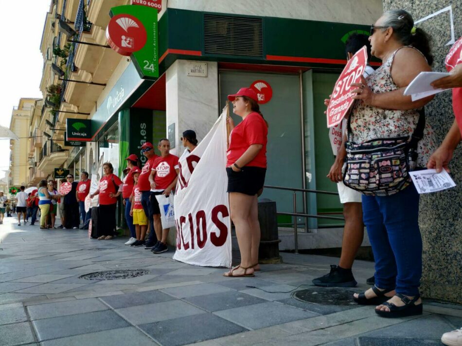 Stop Desahucios Granada 15M exige soluciones a las puertas de Unicaja