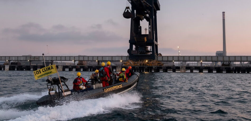 Activistas de Greenpeace exigen en la térmica de carbón de Los Barrios el cierre definitivo a Viesgo y Endesa