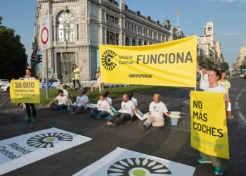 Greenpeace bloquea la calle Alcalá para exigir al Ayuntamiento que no elimine las multas de Madrid Central