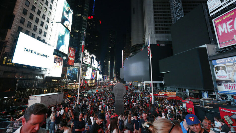 Nueva York: Multitud huye presa del pánico de Times Square al confundir el sonido de una moto con un tiroteo