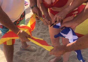 Acción «patriótica» de un grupito nacionalista español en una playa de Pineda de Mar (Barcelona)
