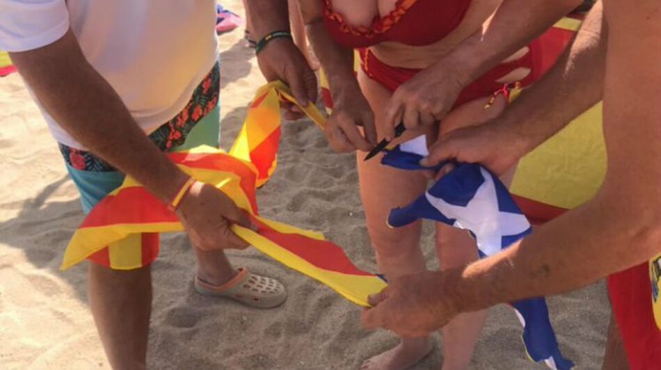 Acción «patriótica» de un grupito nacionalista español en una playa de Pineda de Mar (Barcelona)