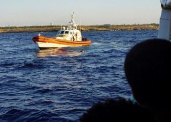 Nueve migrantes del Open Arms se lanzan al agua para llegar a Lampedusa