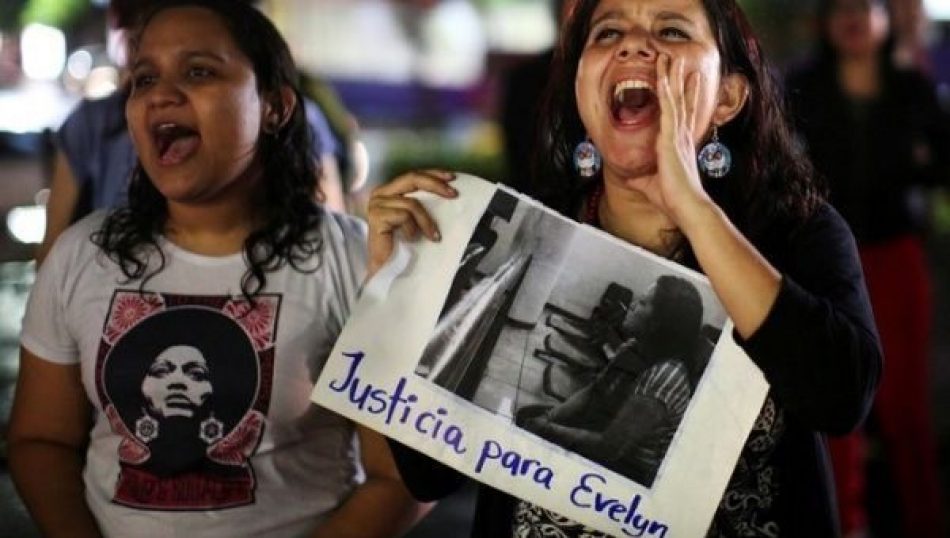 El Salvador. Absuelven a Evelyn Hernández, la mujer acusada de homicidio por supuesto aborto