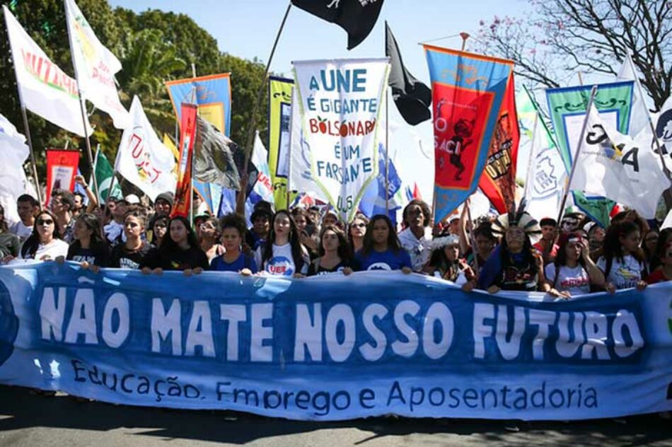 Estudiantes brasileños a nuevo tsunami educativo contra Bolsonaro