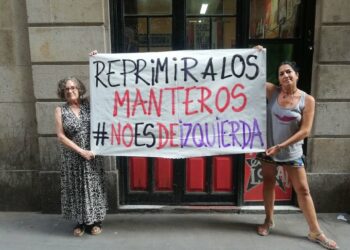 «Vecinas y vecinos del Raval apoyamos a los manteros»