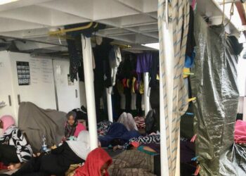 El «Open Arms» continúa esperando un puerto seguro con 121 refugiados a bordo, 32 de ellos menores