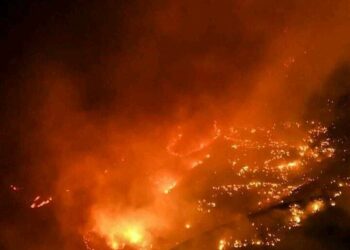 Ocho mil  personas evacuadas como consecuencia del incendio de Gran Canaria, que sigue fuera de control