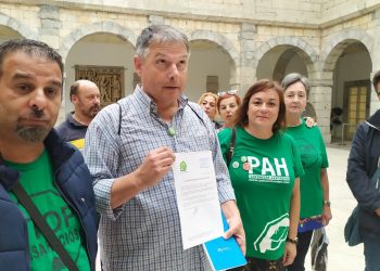 La PAH Santander registra la Ley de Vivienda en el Parlamento de Cantabria