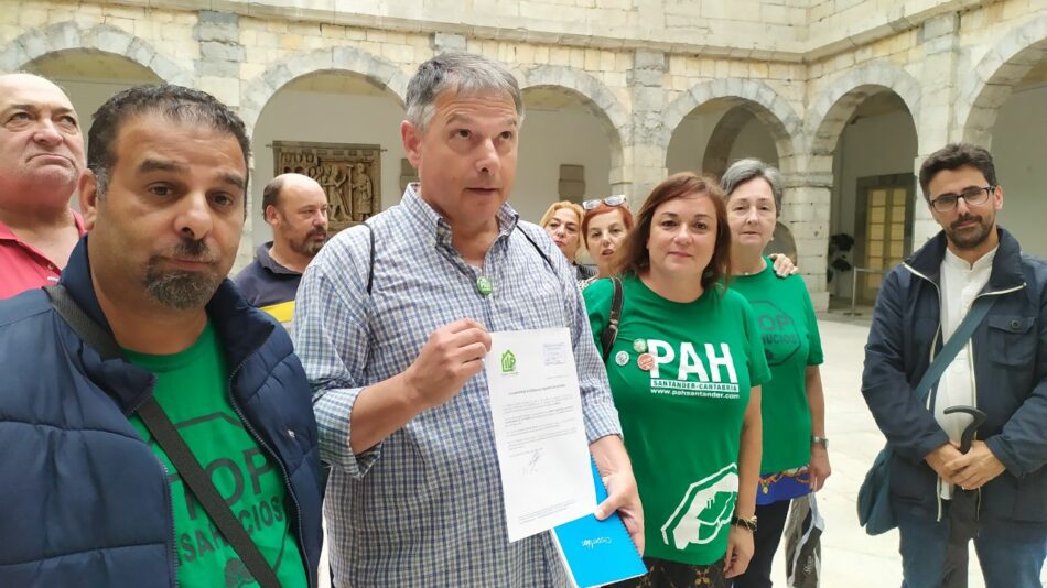 La PAH Santander registra la Ley de Vivienda en el Parlamento de Cantabria