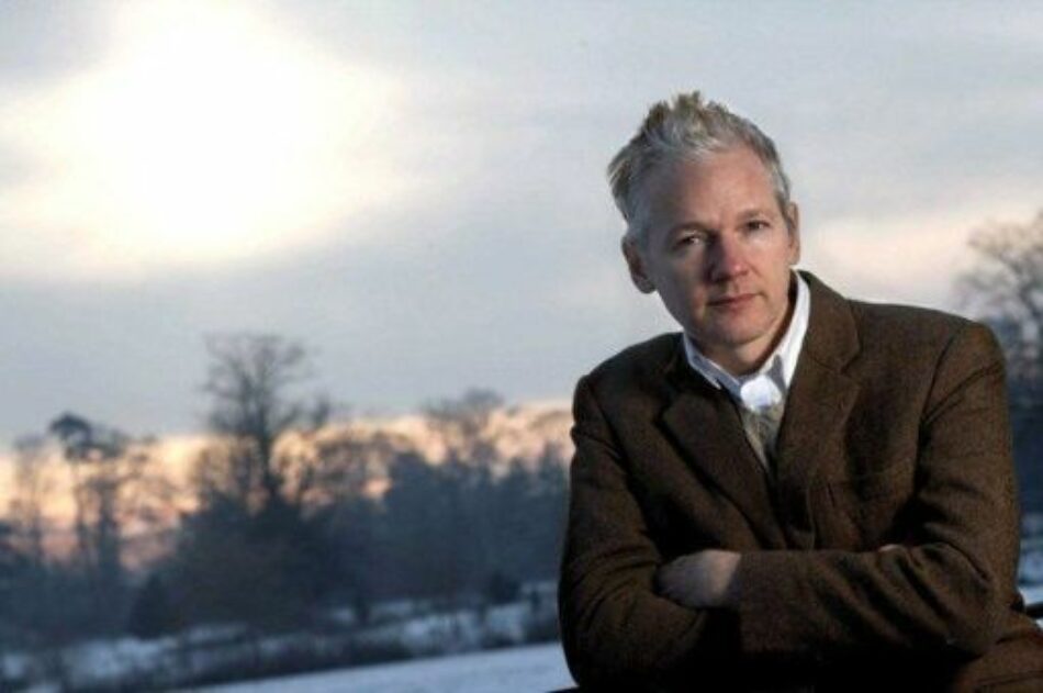 Madre de Assange denuncia que su hijo es «asesinado lentamente»