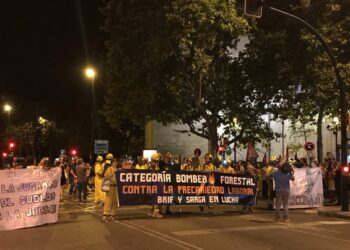 Los bomberos forestales marchan por Zaragoza para protestar contra la precariedad laboral