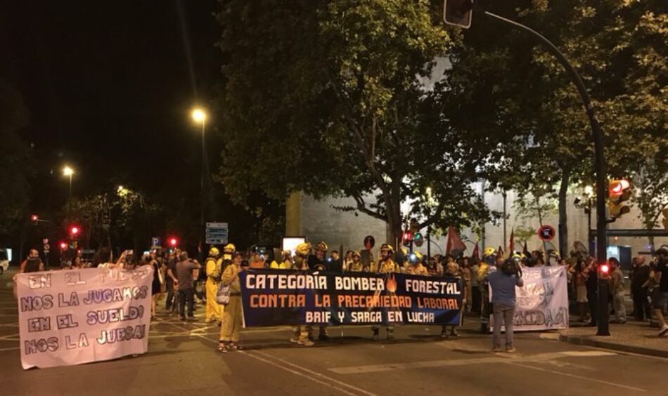 Los bomberos forestales marchan por Zaragoza para protestar contra la precariedad laboral