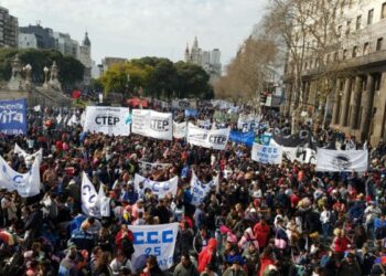 Fotorreportaje de Resumen Latinoamericano: Imponente movilización por Paz, Pan, Tierra, Techo y Trabajo en Argentina