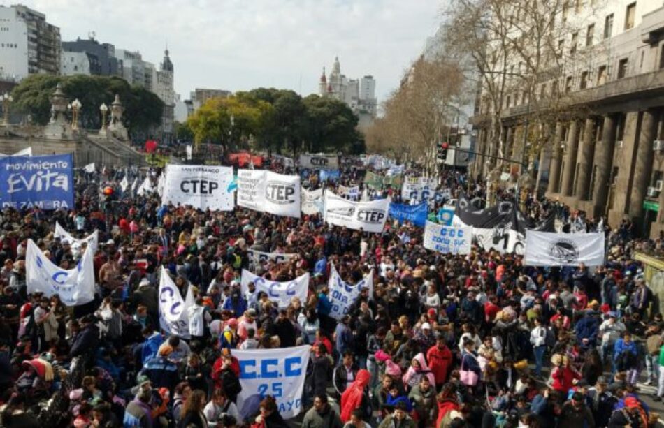 Fotorreportaje de Resumen Latinoamericano: Imponente movilización por Paz, Pan, Tierra, Techo y Trabajo en Argentina