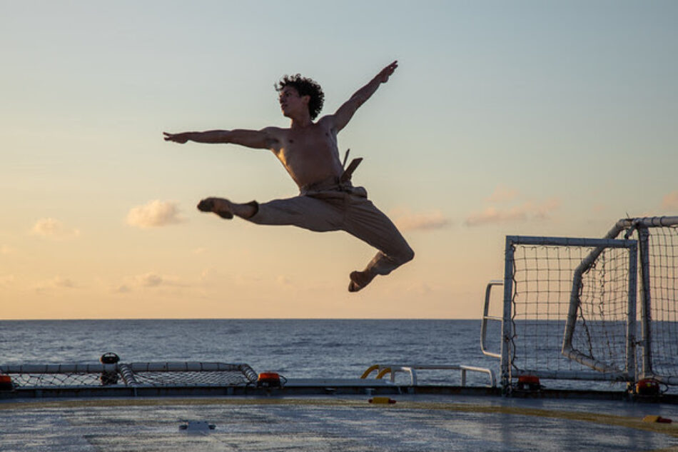 La protección de los océanos en clave cinematográfica: el actor Pedro Alonso y el bailarín Isaac Hernández protagonizan un corto de Manolo Caro para Greenpeace