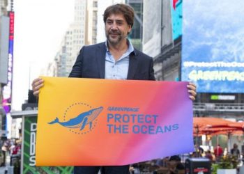 Javier Bardem entrega el premio Lurra de Greenpeace en el Festival de cine de San Sebastián