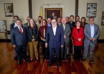 La oposición exige al gobierno que aplique los acuerdos de paz en Colombia