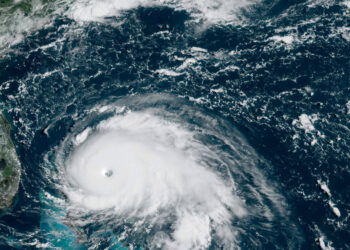Cierran aeropuertos, puertos y estaciones de trenes en Florida ante llegada del huracán Dorian