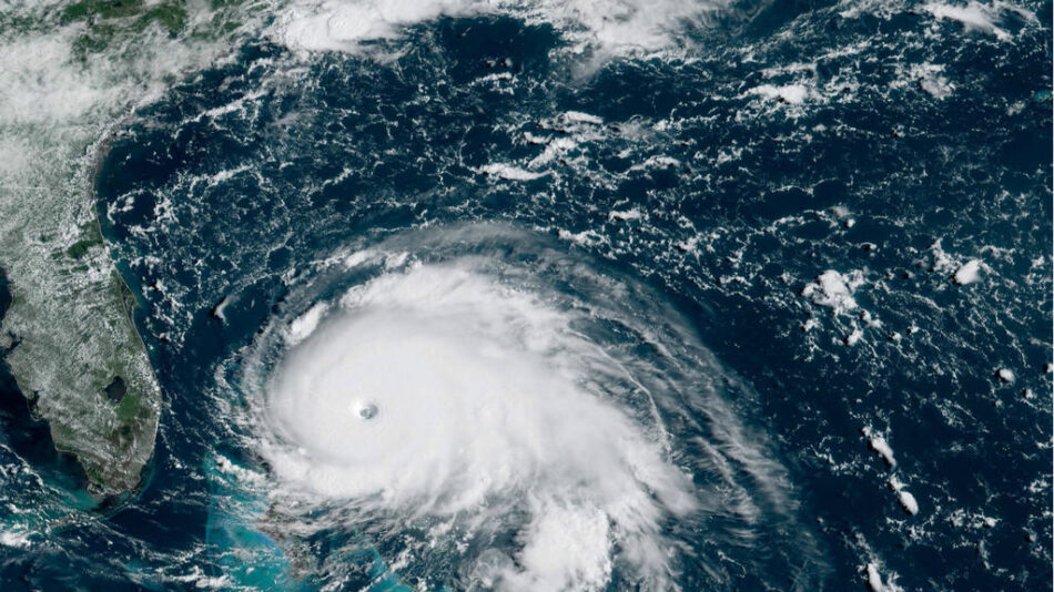 Cierran aeropuertos, puertos y estaciones de trenes en Florida ante llegada del huracán Dorian