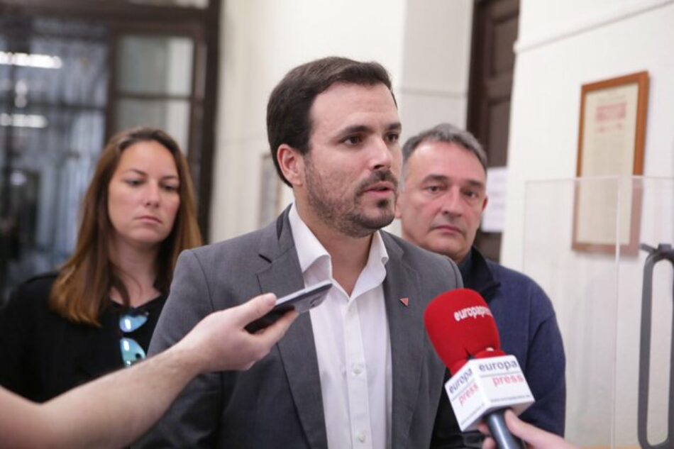 Garzón plantea al Gobierno que valore “incrementar las becas” y garantice que no haya abandonos de estudios