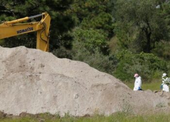 Suman 44 cuerpos exhumados de fosa clandestina en México