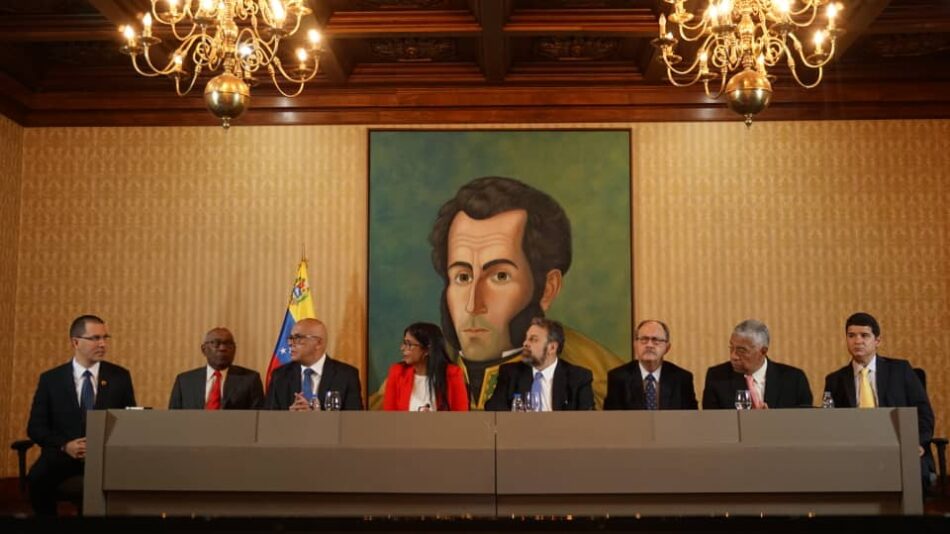 El gobierno y la oposición venezolanas alcanzan acuerdos para superar el conflicto político
