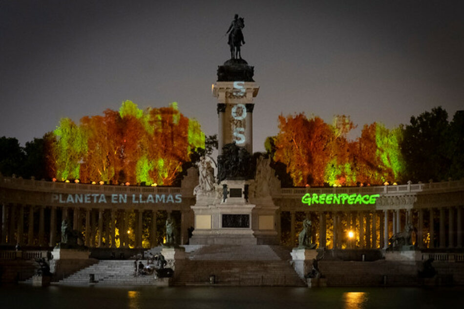 Greenpeace “incendia” el Retiro de Madrid para alertar sobre la crisis forestal mundial