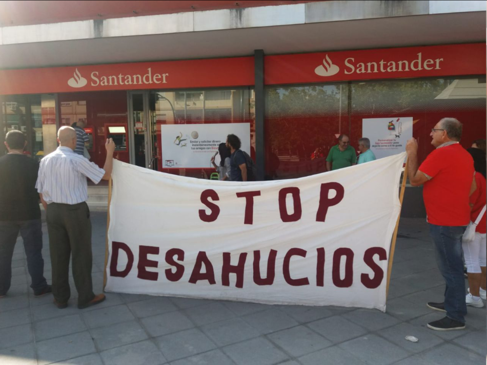 Concentración en la puerta del Banco Santander en el barrio de la Chana