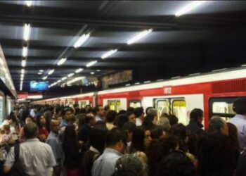 Chile. Estudiantes secundarios resuelven viajar gratuita y liberadamente en el Metro