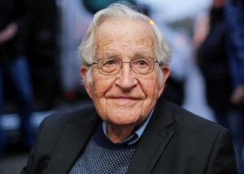 Noam Chomsky sobre Chile: “Era previsible tras 40 años de asalto neoliberal a la población»