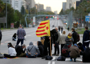 Grupo de neonazis da una brutal paliza a un joven antifascista durante las protestas en Barcelona