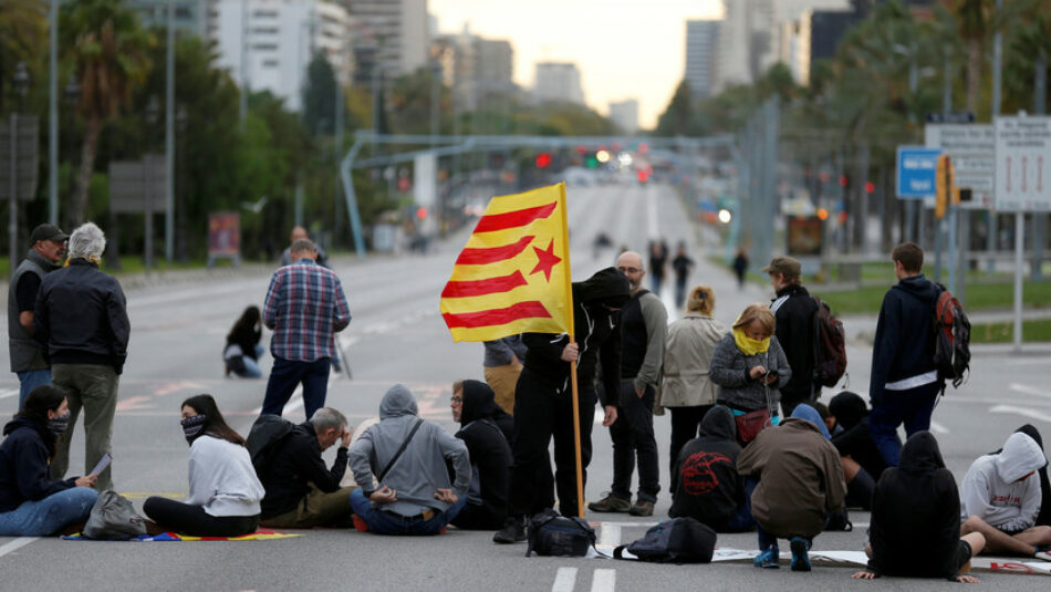 Grupo de neonazis da una brutal paliza a un joven antifascista durante las protestas en Barcelona