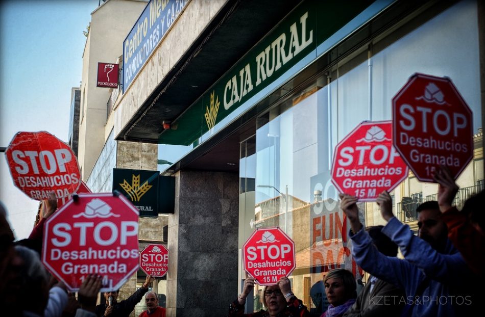 Stop Desahucios Granada 15M se concentra en las puertas de Caja Rural