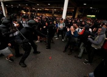 Al menos 78 heridos tras represión contra protestas en Barcelona