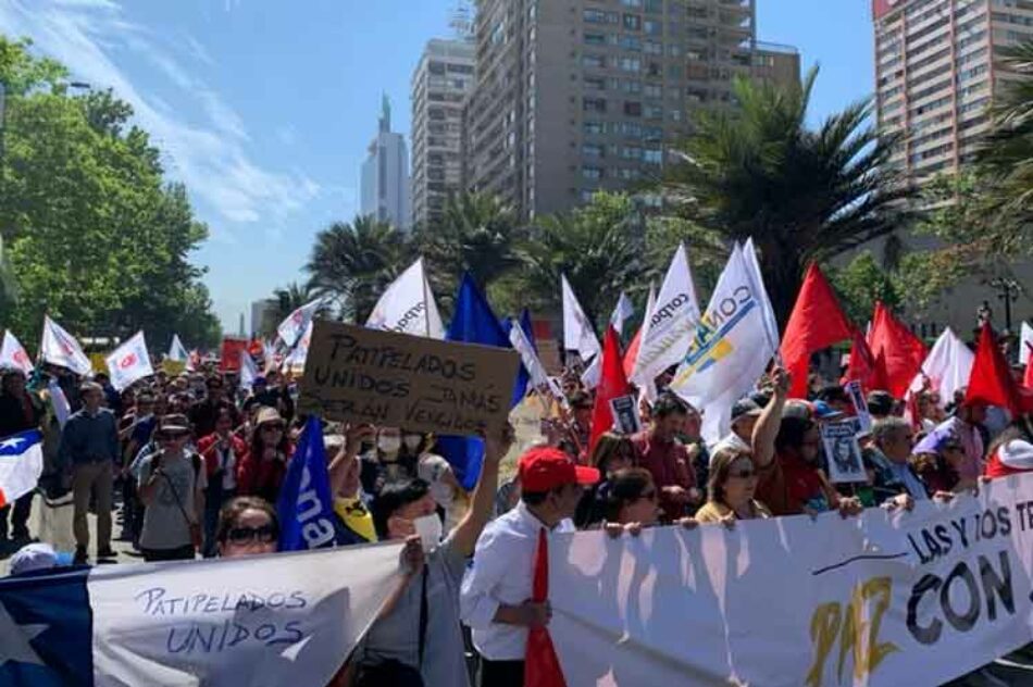 Arranca multitudinaria marcha contra el gobierno de Chile. Violenta detención de militantes comunistas