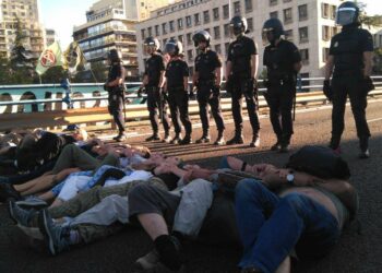 La policía dasaloja por la fuerza a los activistas que bloqueaban el el puente de Nuevos Ministerios para exigir medidas contra la emergencia climática