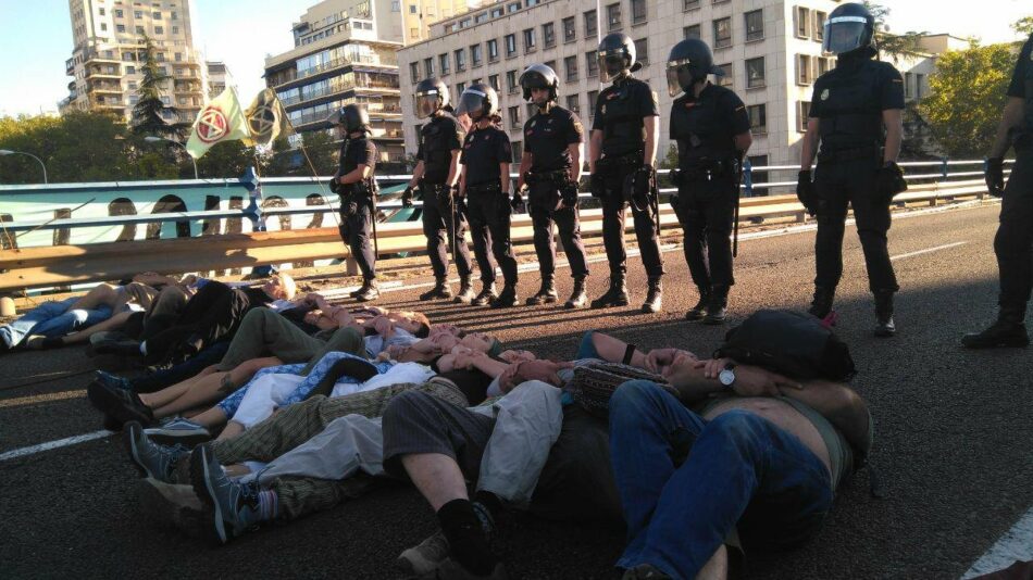 La policía dasaloja por la fuerza a los activistas que bloqueaban el el puente de Nuevos Ministerios para exigir medidas contra la emergencia climática