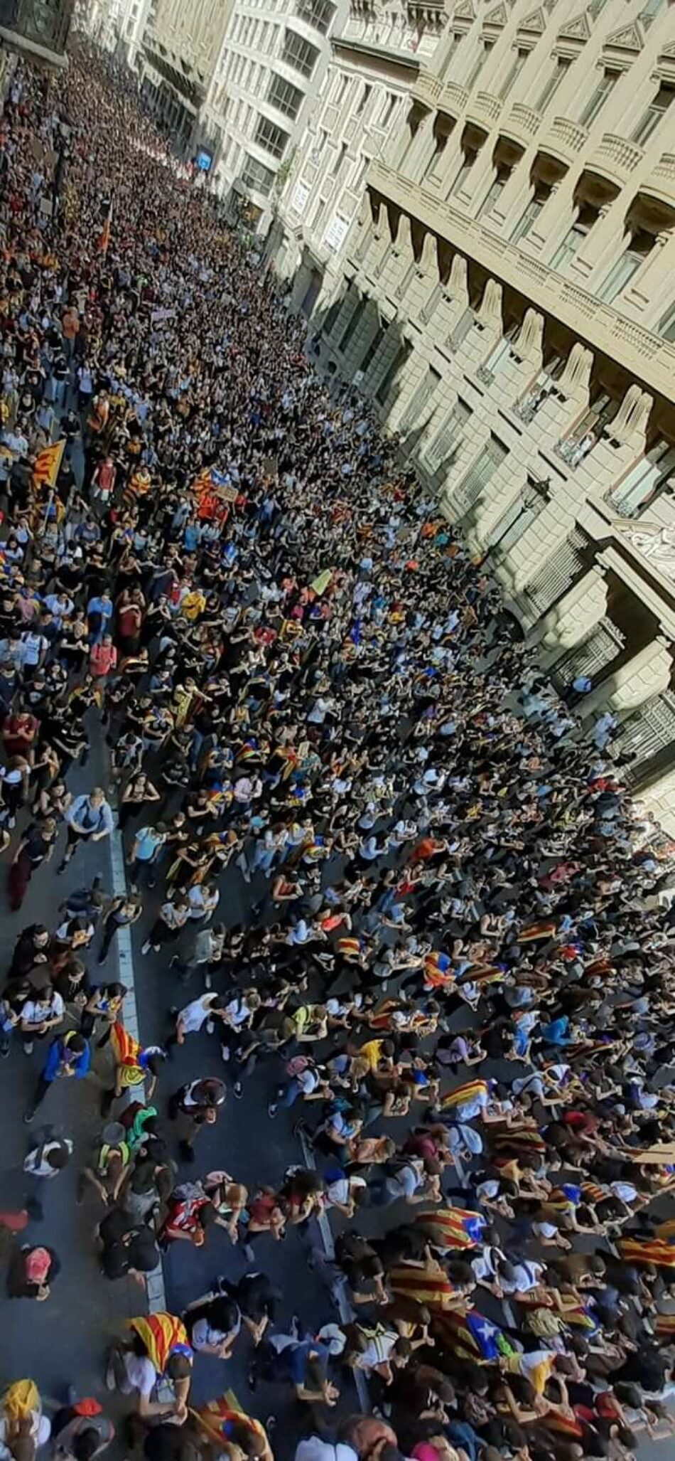 ¡Más de 200.000 estudiantes en la manifestación de Barcelona y decenas de miles más en todo Catalunya! La juventud catalana contra la represión y por la república