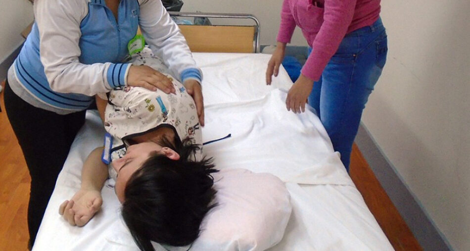 Adelante denuncia la desprotección de una madre, trabajadora del Ayuntamiento de Sevilla y con una hija enferma grave