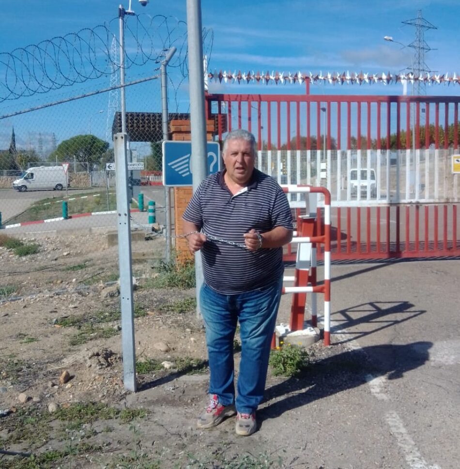 El presidente de la plataforma de Afectados por la Central Nuclear de Almaraz se encadena a la puerta para pedir su cierre Recibidos