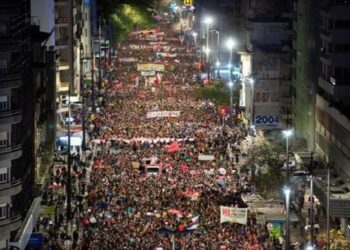 Marchan en Uruguay contra reforma constitucional